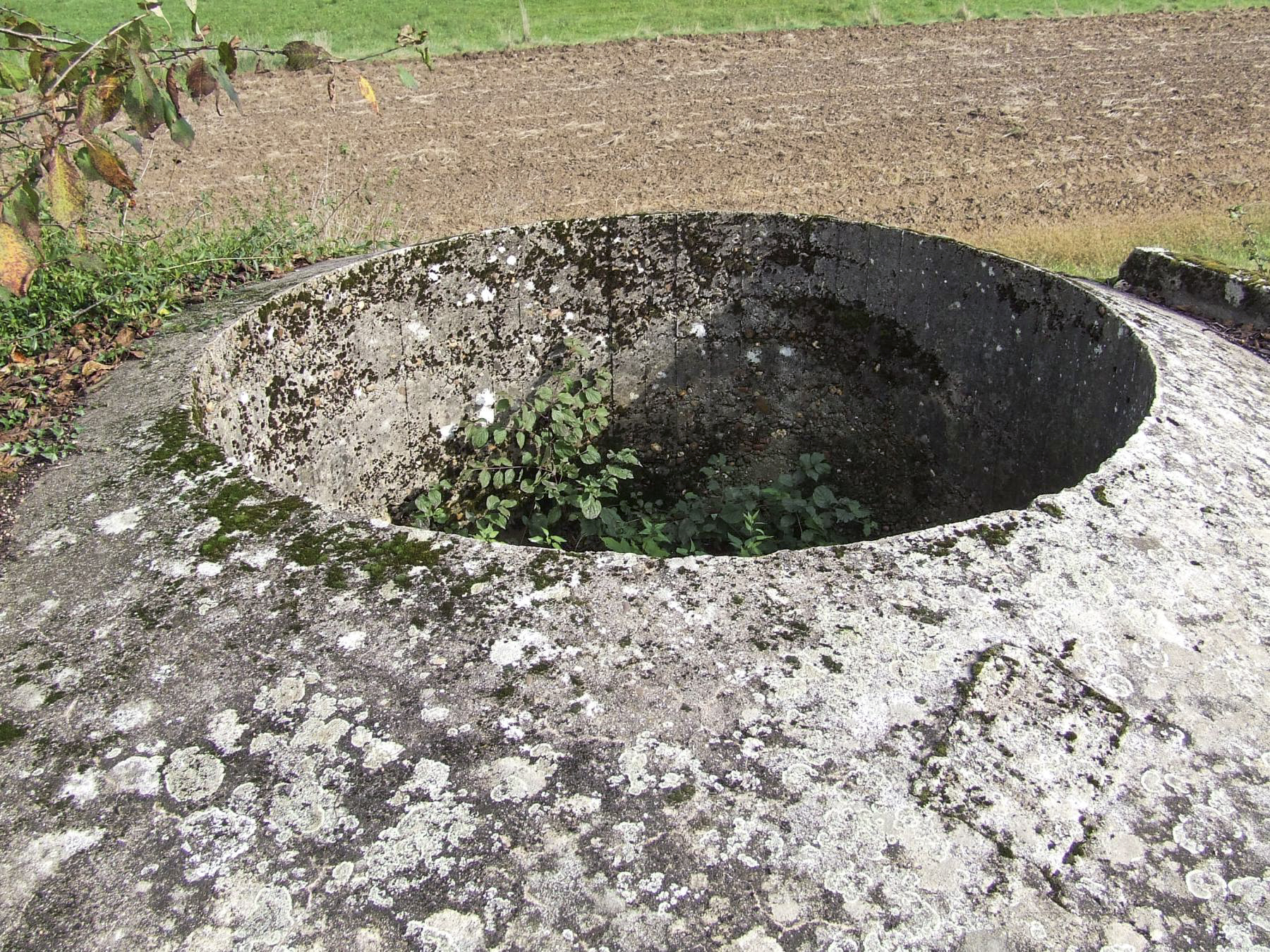 Ligne Maginot - BB45 - (Blockhaus pour canon) - Le puits de la cloche non installée.