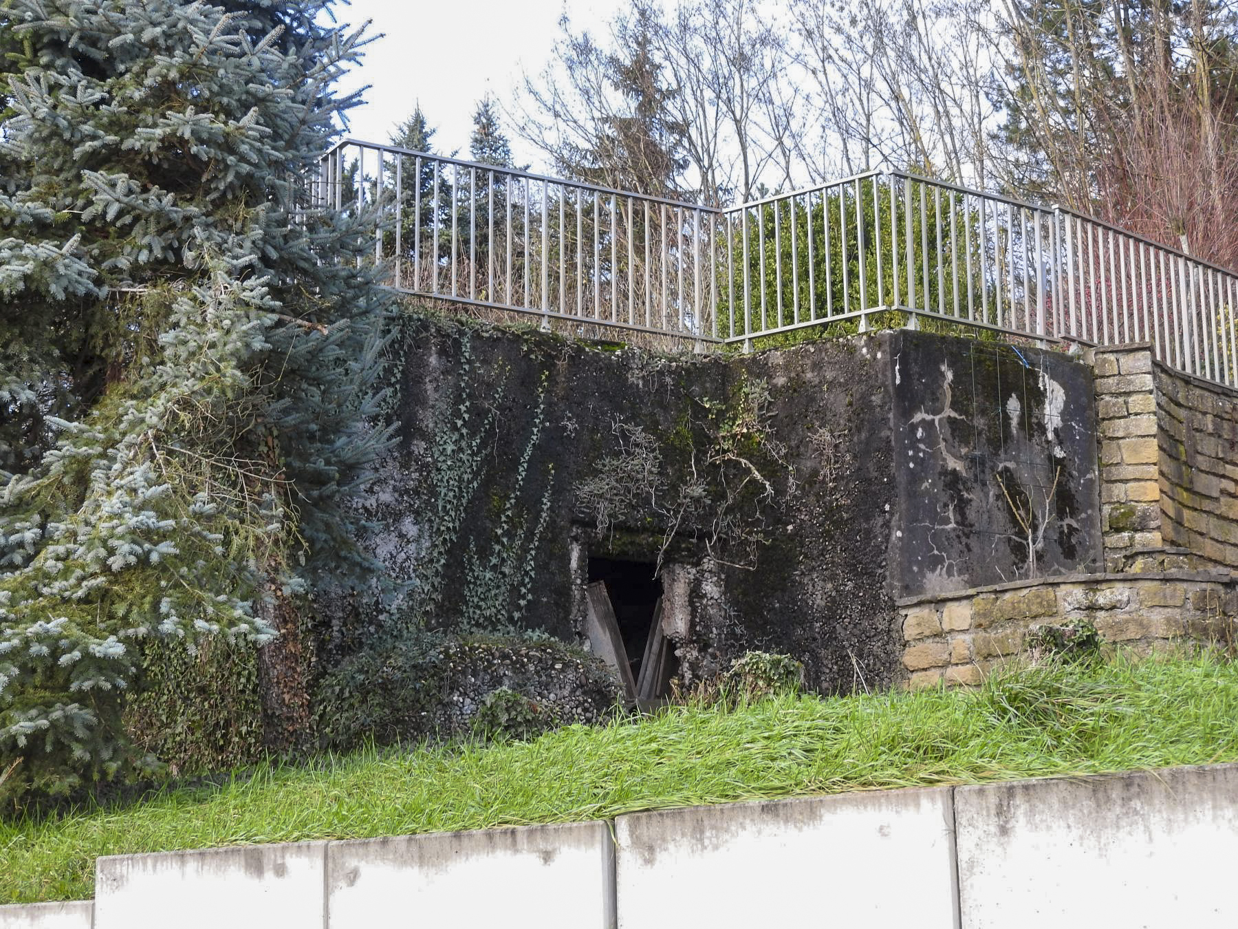Ligne Maginot - BB382 - (Blockhaus pour arme infanterie) - La façade de tir.
Le créneau a été agrandi pour son usage civil.