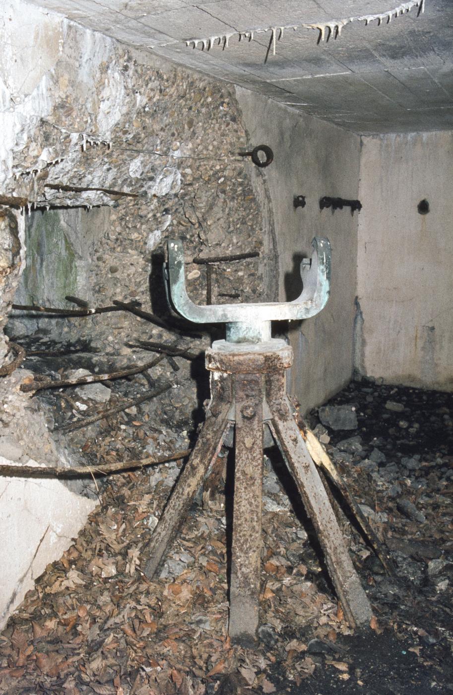 Ligne Maginot - AB10 - (Blockhaus pour canon) - Restes du support du canon
Le moitié a disparu depuis