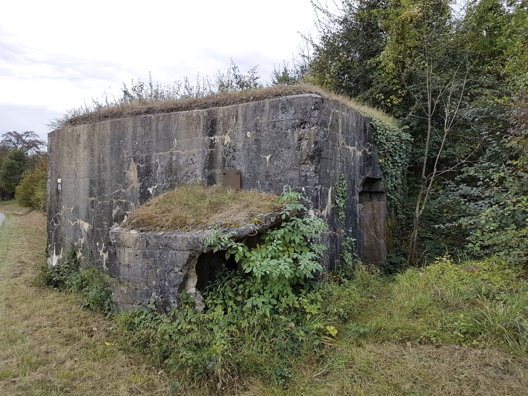 Ligne Maginot - BAMBESCH EST 1 - (Blockhaus pour canon) - Les entrées avec protection pare-éclats pour le personnel