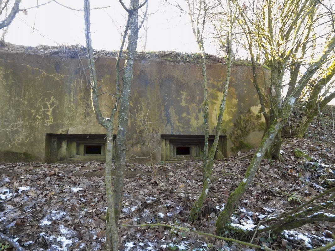 Ligne Maginot - 73BIS - LE CHENE - (Blockhaus pour arme infanterie) - Face frontale, créneaux centrale et gauche