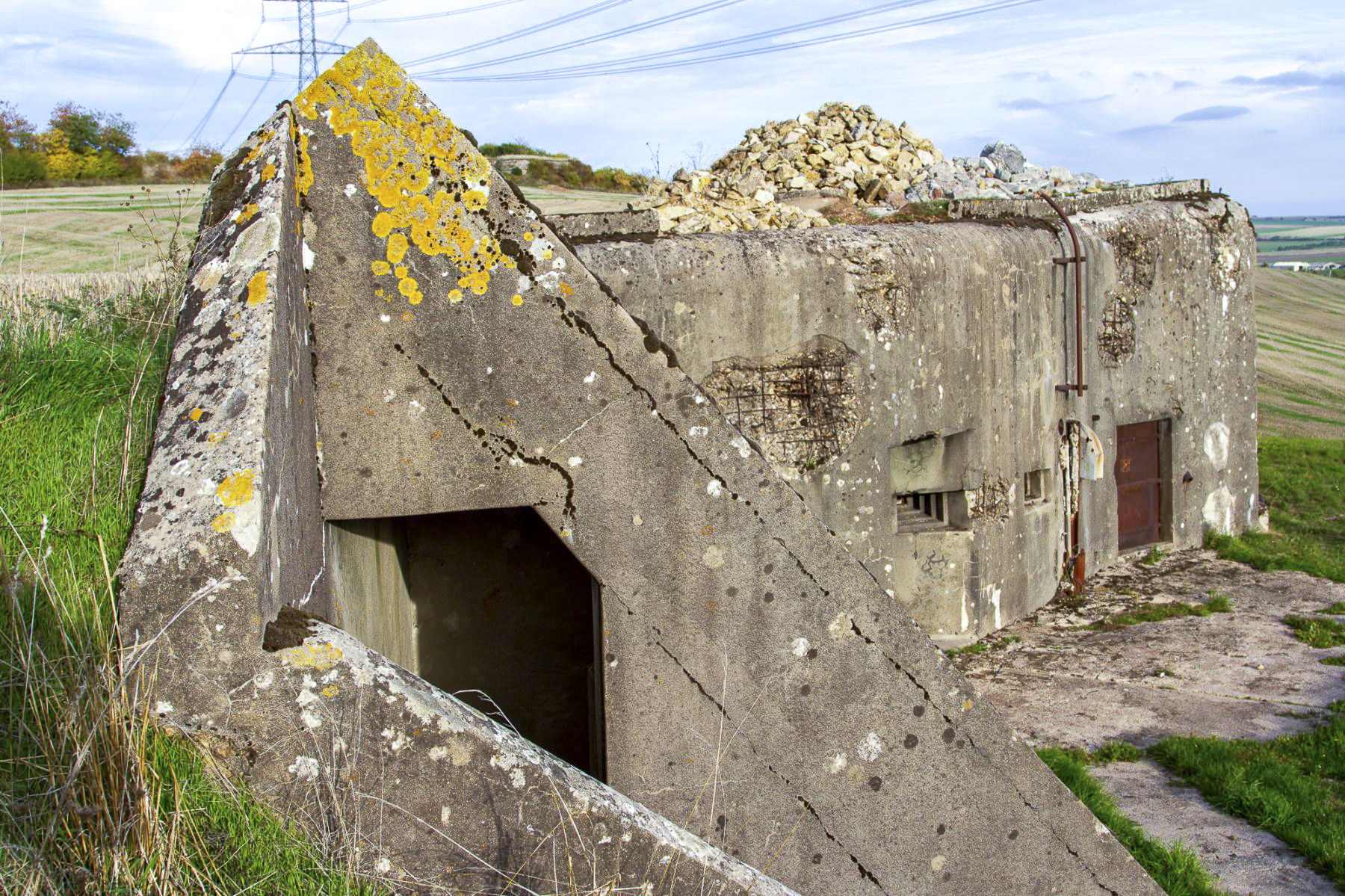 Ligne Maginot - BOVENBERG - BCA2 - (Casemate d'artillerie) - Vue latérale de la casemate
Entrée des latrines au premier plan