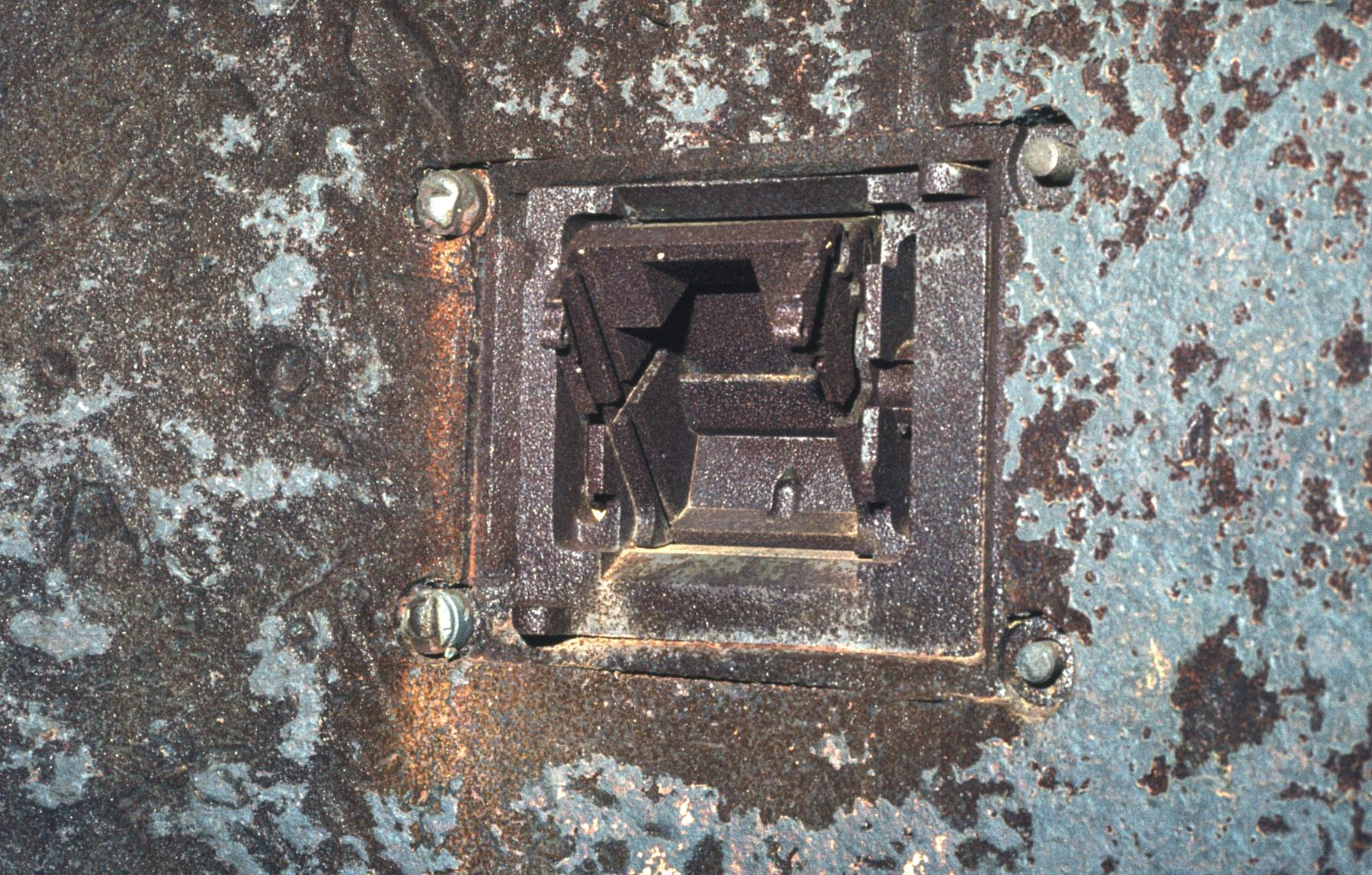 Ligne Maginot - EINSELING SUD - C73 - (Casemate d'infanterie - Simple) - L’épiscope de cloche est resté en place
Il manque des pièces