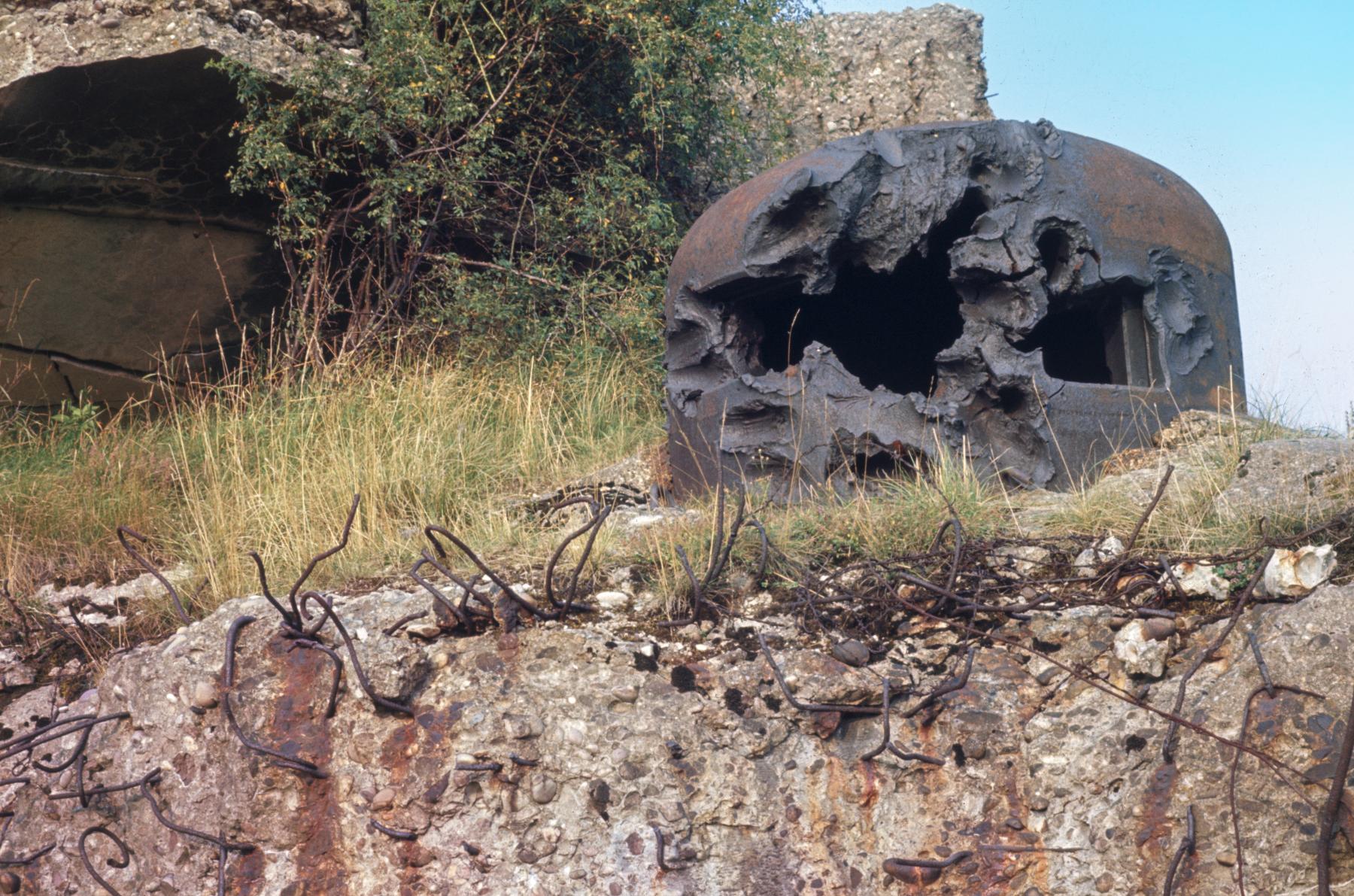 Ligne Maginot - EINSELING SUD - C73 - (Casemate d'infanterie - Simple) - Les impacts sur la cloche GFM sud
