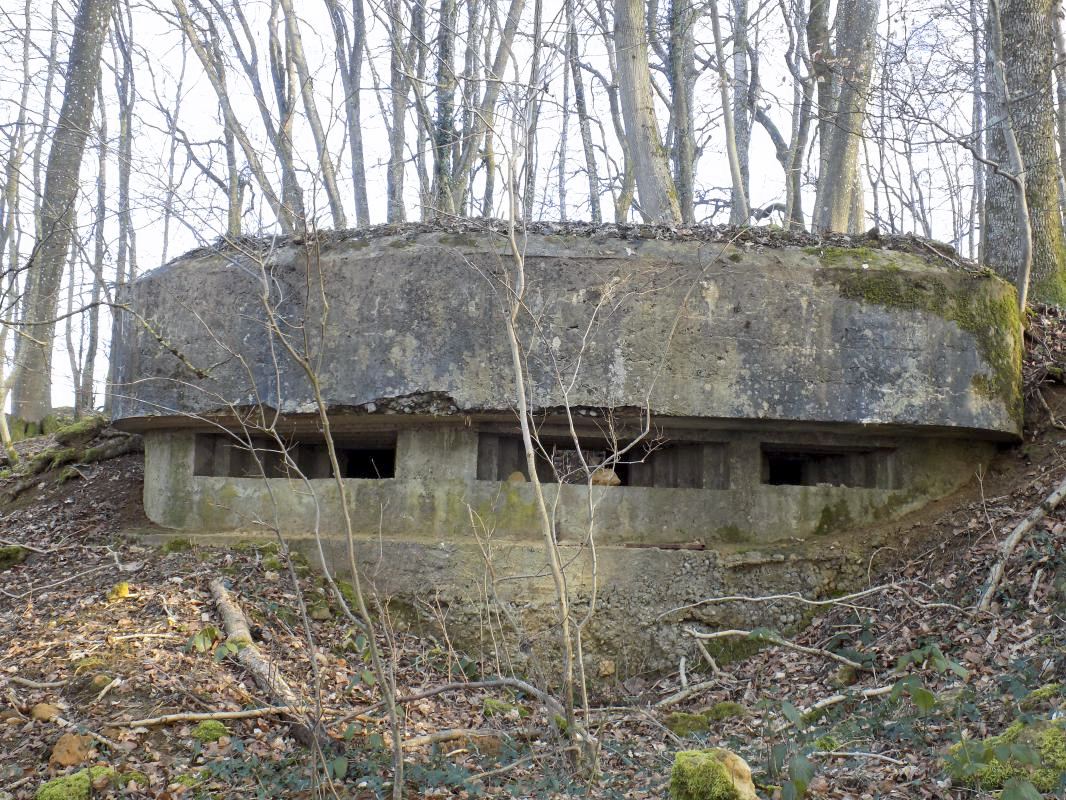 Ligne Maginot - 3B - FERME LA FOLIE OUEST - (Blockhaus pour arme infanterie) - Faces avant. 
Les trois embrasures sous visière.