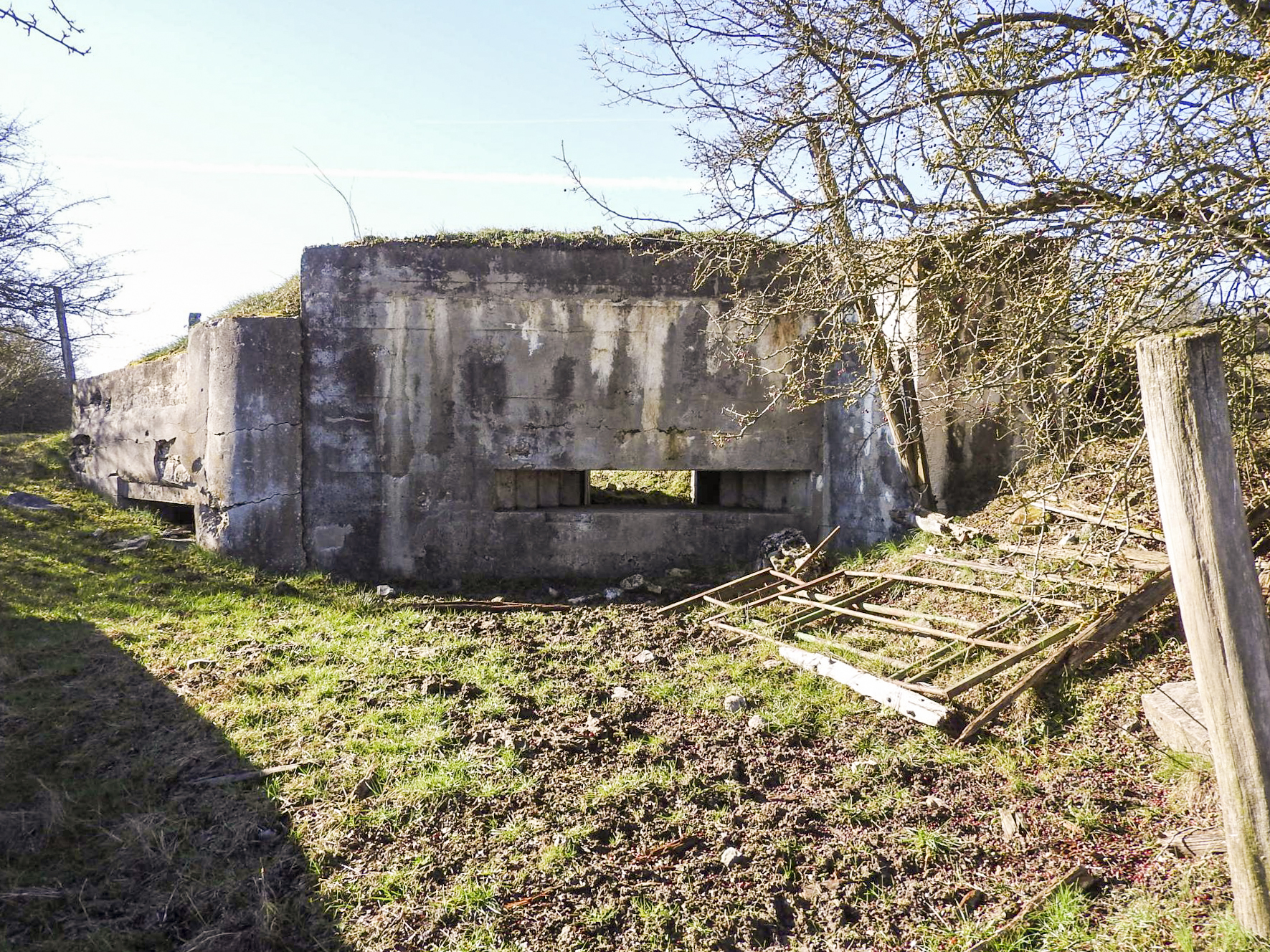 Ligne Maginot - BIDING EST 3 - (Blockhaus pour canon) - La façade de tir et son extension rajoutée.