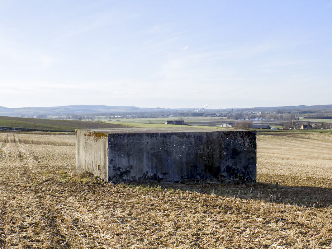Ligne Maginot - BULTY NORD - (Blockhaus pour canon) - Face droite avec A92 Prix du Loup à l'arrière plan