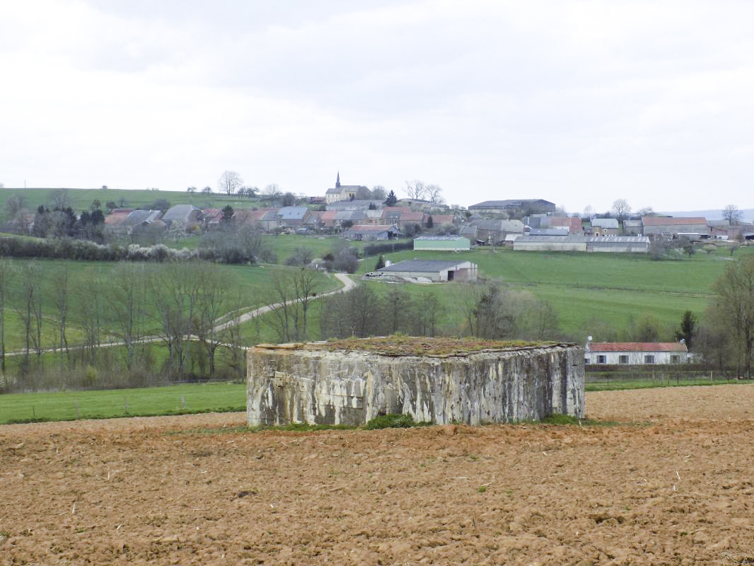 Ligne Maginot - MOULIN D'EUILLY - (Blockhaus pour canon) - Vue vers le Nord-Ouest, église d'Euilly