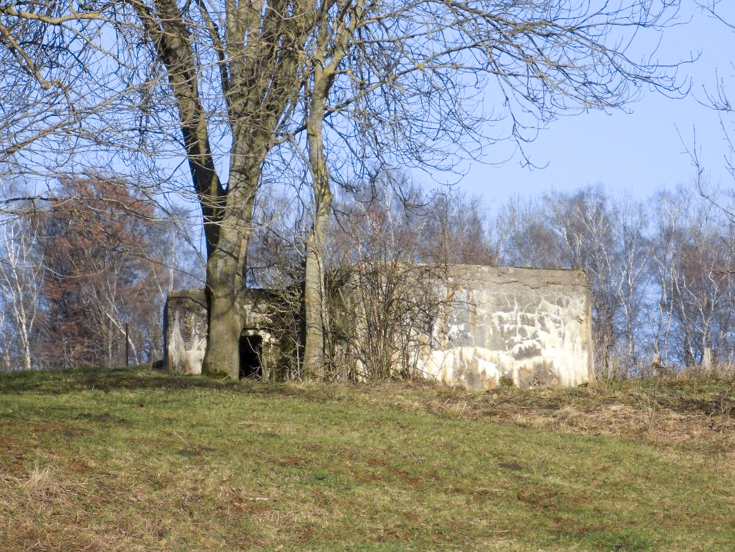 Ligne Maginot - 80 - LES CERISIERS SUD - (Blockhaus pour arme infanterie) - Face droite avec l'entrée hommes