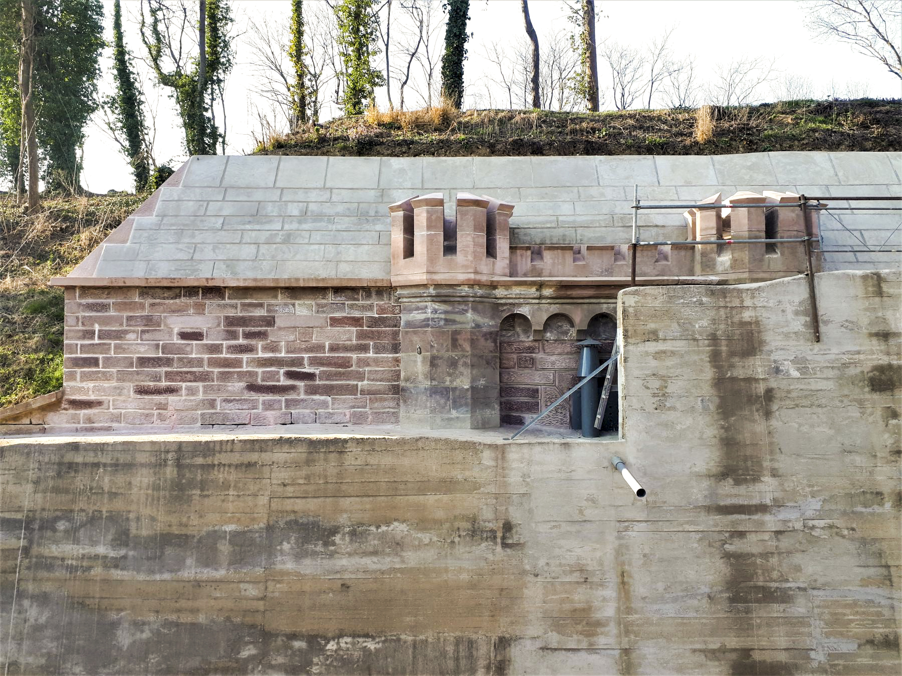 Ligne Maginot - FORT DUCROT - (PC de Secteur) - Les couronnes reconstituées sur la façade d'origine 