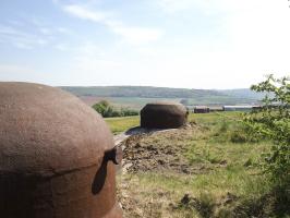 Ligne Maginot - FRESNOIS - (Casemate d'infanterie - Double) - Cloche AM et cloche GFM vers le sud, My12 à l'arrière plan