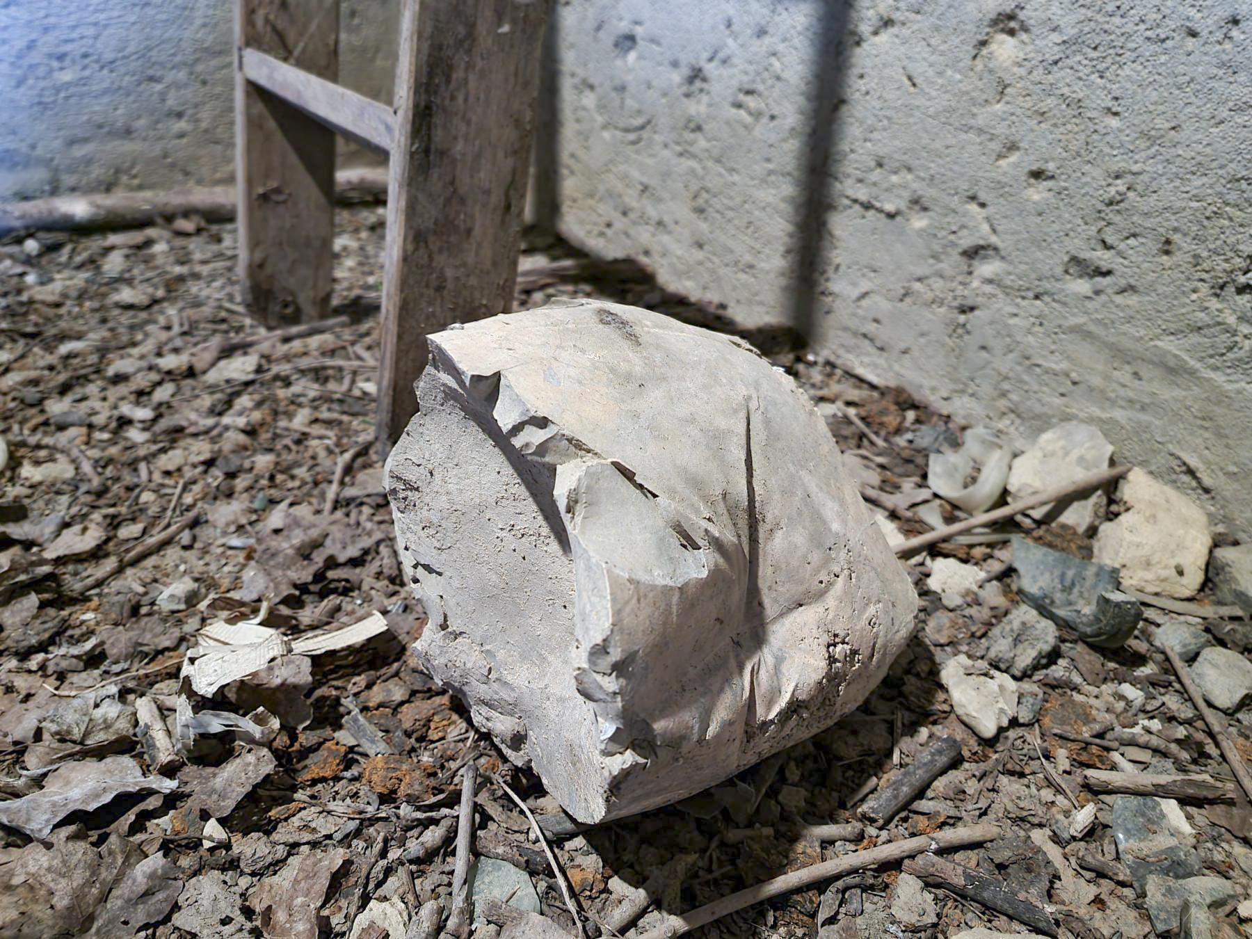 Ligne Maginot - BOIS DE PONTPIERRE NORD - (Blockhaus pour arme infanterie) - Des sacs de ciment d'époque sont encore présents et ont durci avec le temps. 