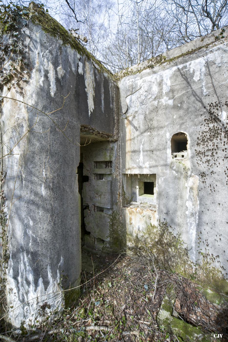 Ligne Maginot - MY4 - (Blockhaus lourd type STG / STG-FCR - Simple) - L'entrée des hommes et le créneau de la défense de l'entrée