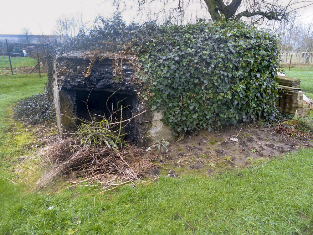 Ligne Maginot - VILLY 1 - MAISON JEAN GERARD - (Blockhaus pour arme infanterie) - Le blockhaus jusque dans les années 80 était paré d'une plaque en béton située à côté de l'entrée et qui représentait une ancre de marine métallique. Elle fut arrachée et volée une nuit par un indélicat.