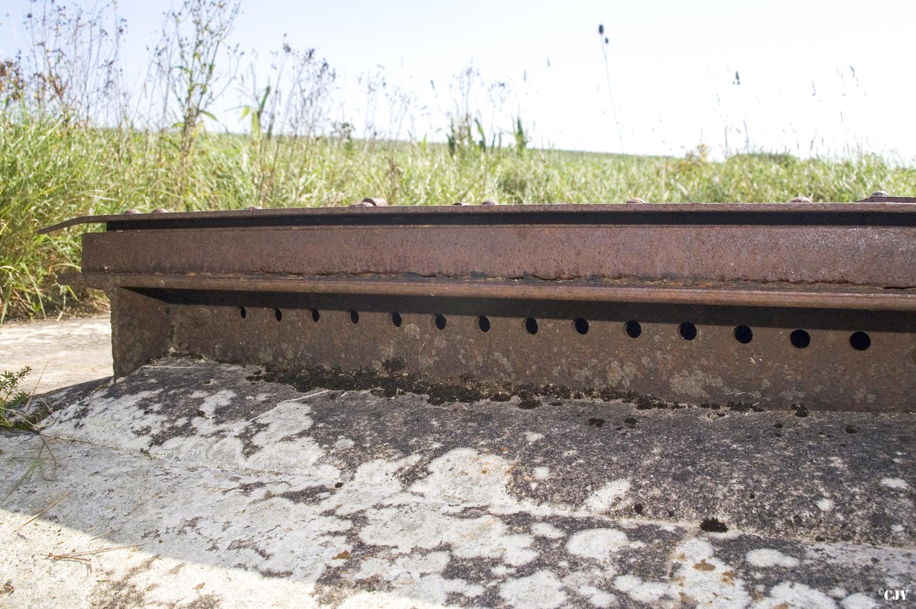 Ligne Maginot - 84 - (Chambre de coupure) - Perçages destinés à permettre le passage des lignes téléphoniques pour le raccordement des troupes de campagne
