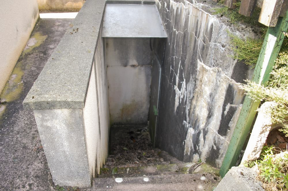 Ligne Maginot - MT121 - (Cuve pour arme d'infanterie) - L'escalier qui mène à l'intérieur, porte cadenassée