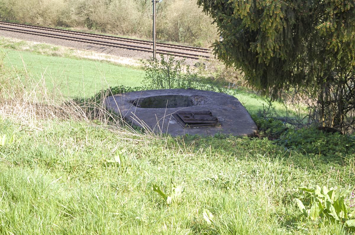 Ligne Maginot - MT17 - (Cuve pour arme d'infanterie) - Cet ouvrage qui était enfoui sous la terre et l'herbe a été 'nettoyé' et apparaît à présent bien plus visiblement.