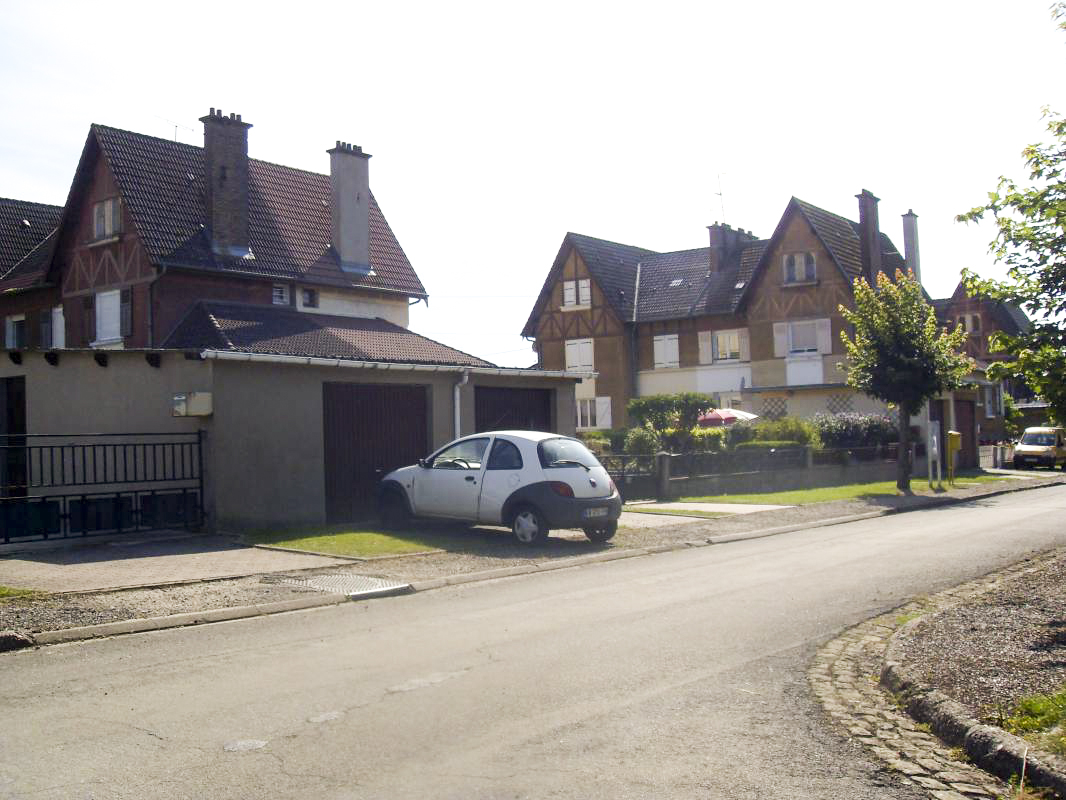 Ligne Maginot - SAINT JEAN - MARVILLE - (Cité Cadres) - Les maisons jumelées de la partie 'cités cadres' sont pratiquement toutes occupées et entretenues.