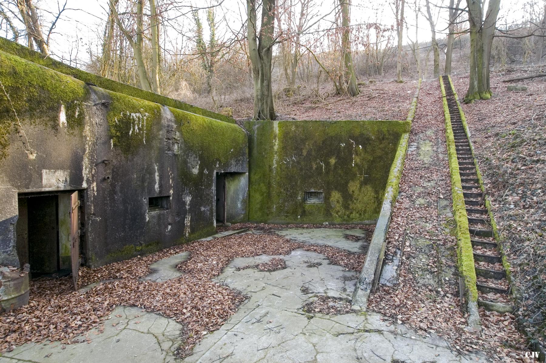 Ligne Maginot - ACA2 - STOCKEN - (Casemate d'artillerie) - Le plan incliné et l'esplanade bétonnée devant les entrées
Noter le faux créneau FM sur le mur de soutènement