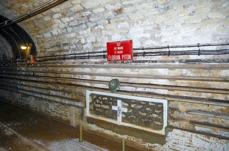 Ligne Maginot - FERMONT - A2 - (Ouvrage d'artillerie) - La tombe provisoire du soldat Piton
Le soldat Florian Piton fut exhumé en 1946 et rendu à sa famille