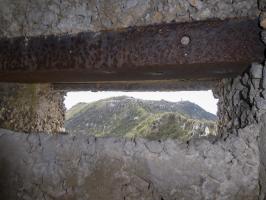Ligne Maginot - CIME DES CABANELLES - (Observatoire d'artillerie) - Créneau orienté vers le Mont Agel