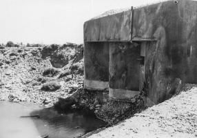 Ligne Maginot - 44/3 - ALGOLSHEIM NORD - (Casemate d'infanterie - Double) - Une bombe de 500 kg a éclaté au pied Nord de la casemate
