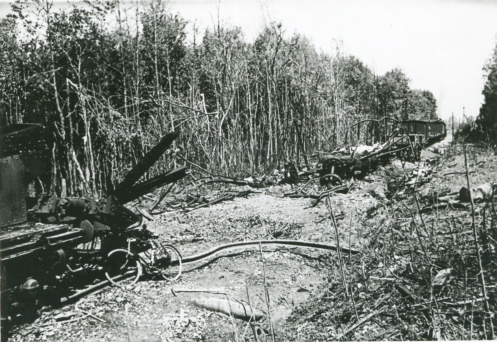 Ligne Maginot - 373° Régiment d'Artillerie Lourde sur Voie Ferrée (373° RALVF) - Train ALVF détruit près de Altenach (68).
Probablement un convoi du 373° RALVF en place dans ce secteur