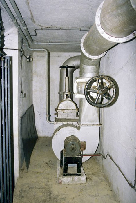 Ligne Maginot - COL DE GARDE (G) - EO10 - (Abri actif) - Bloc 1
Etage intermédiaire
Ventilation et grille du monte charges