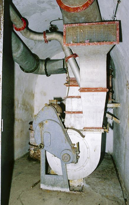 Ligne Maginot - COL de GARDE (G) - EO10 (Abri actif) - Bloc 4
Salle des filtres
Ventilateur à main et électrique type A