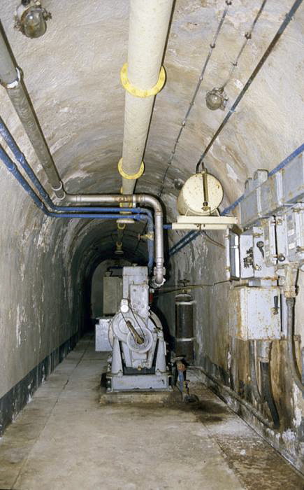 Ligne Maginot - COL DE GARDE (G) - EO10 - (Abri actif) - L'usine électrique
Groupe électrogène Bauduin DB2 et le tableau électrique général de l'ouvrage
