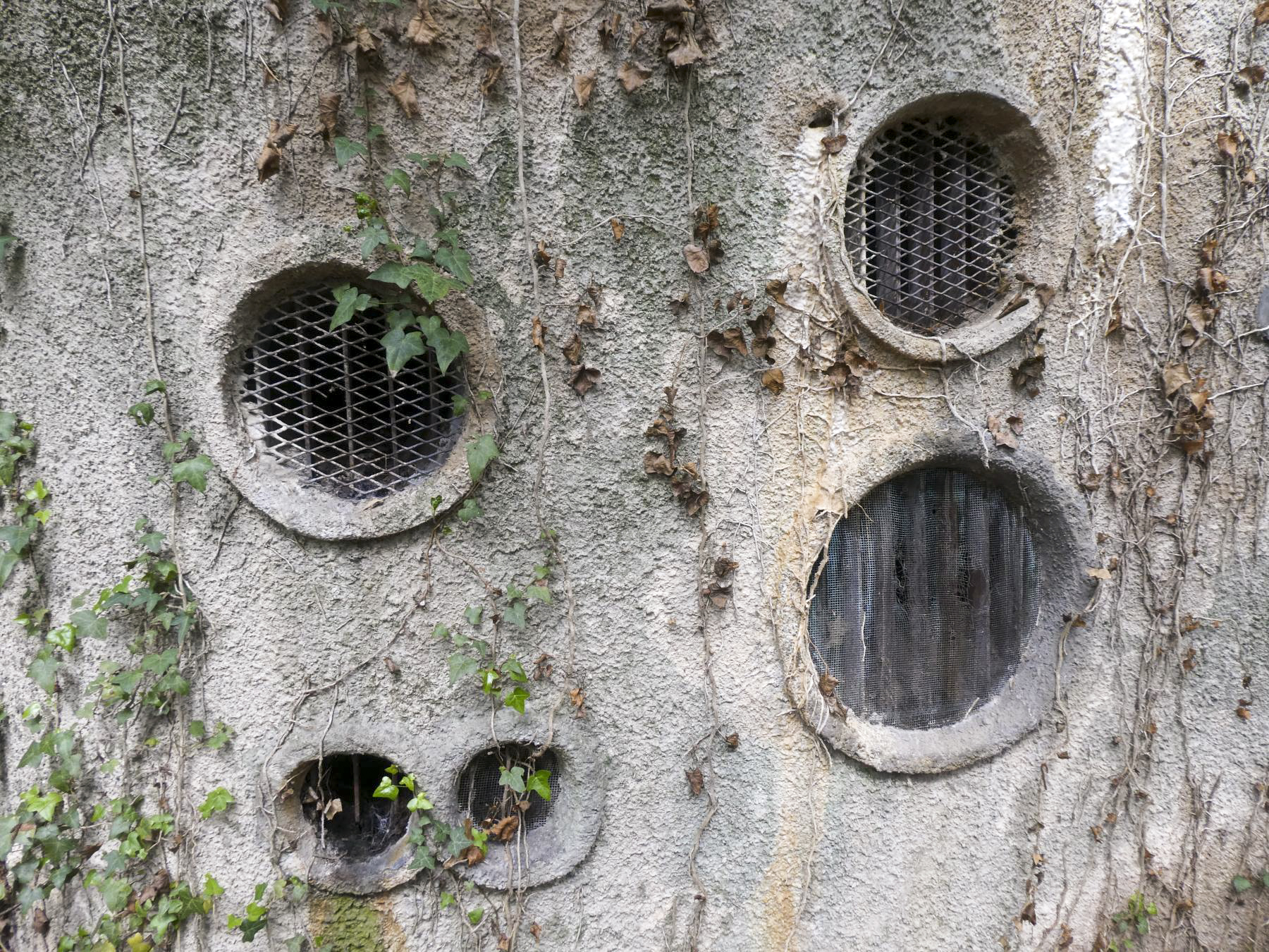 Ligne Maginot - COL DE GARDE (G) - EO10 - (Abri actif) - Bloc 1
Les différentes sorties pour l'air vicié et les gaz moteur.