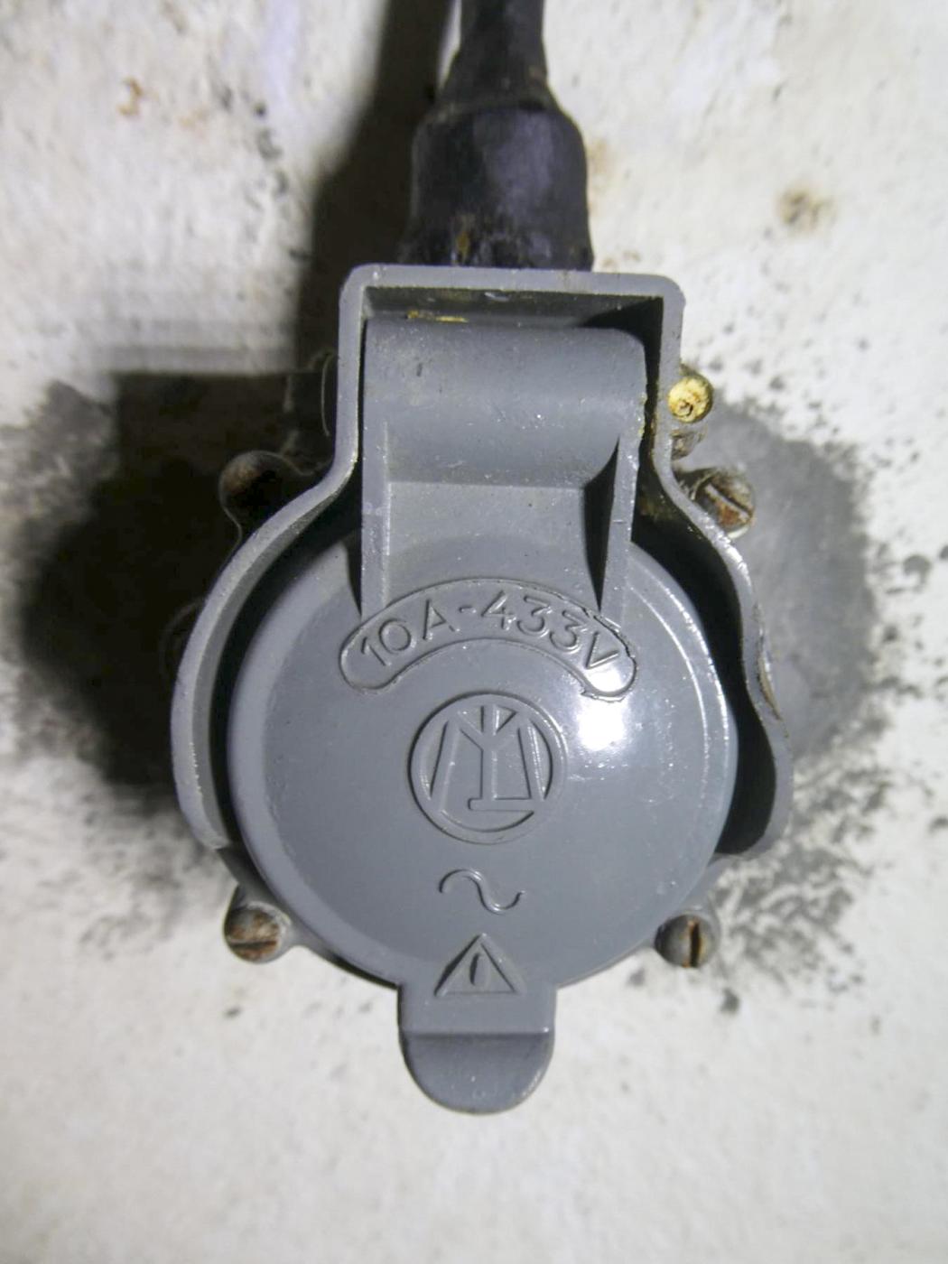 Ligne Maginot - COL DE GARDE (G) - EO10 - (Abri actif) - L'Infirmerie
Une prise électrique
