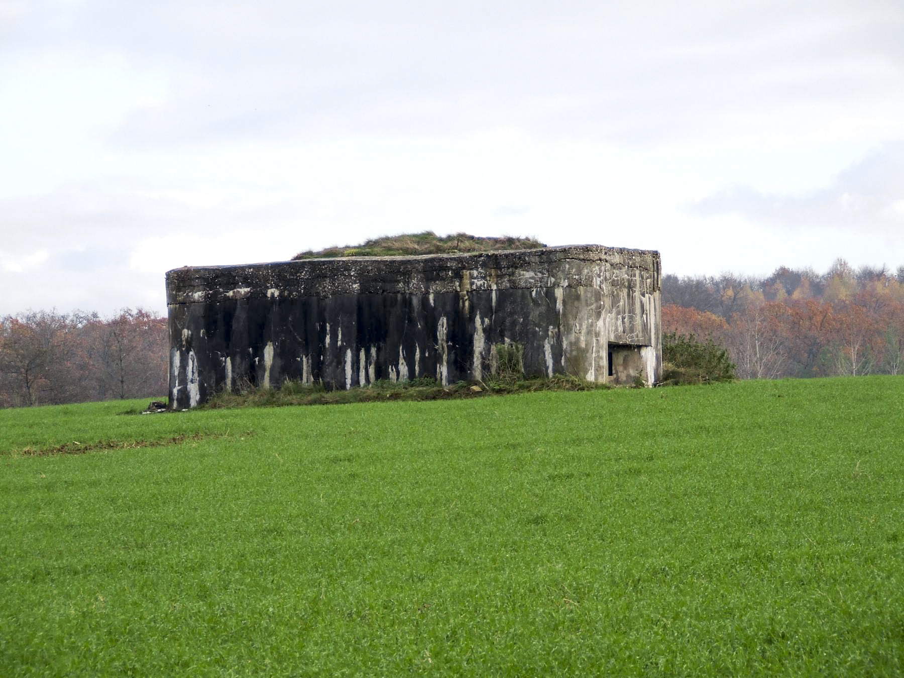 Ligne Maginot - M71B - (Blockhaus pour arme infanterie) - La façade frontale sans remblai en terre.