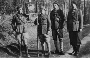 Ligne Maginot - BOUSSE - A24 - (Ouvrage d'infanterie) - Le fanion de l'ouvrage
Lt Simoens, Cne Wolff, Lt Ulhmann, Med Caron