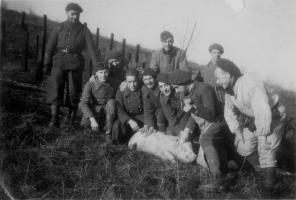 Ligne Maginot - VECKRING SUD - C56 - (Casemate d'infanterie - Simple) - L'équipage des casemates de Veckring (N ou S ?)
Le cochon, bientôt dans les gamelles