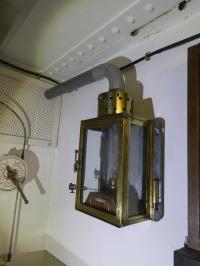 Ligne Maginot - Lampe de casemate EPERVIER GILLET & Cie (EPERVIER GILLET) - Lampe EPERVIER GILLET & Cie. Au dessus le tuyau (Fumivore) pour l'évacuation des fumées
