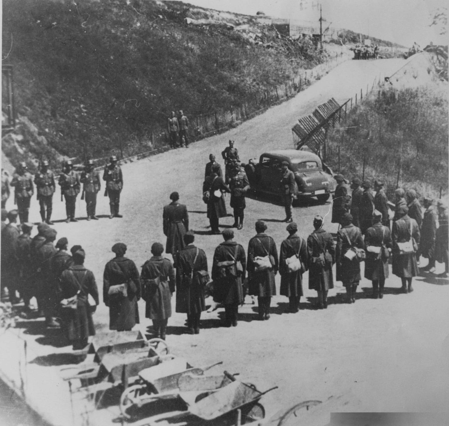 Ligne Maginot - SCHIESSECK - (Ouvrage d'artillerie) - La remise des clefs de l'ouvrage aux allemands par le Cne Cazenave commandant le génie de l'ouvrage le 30 juin 1940