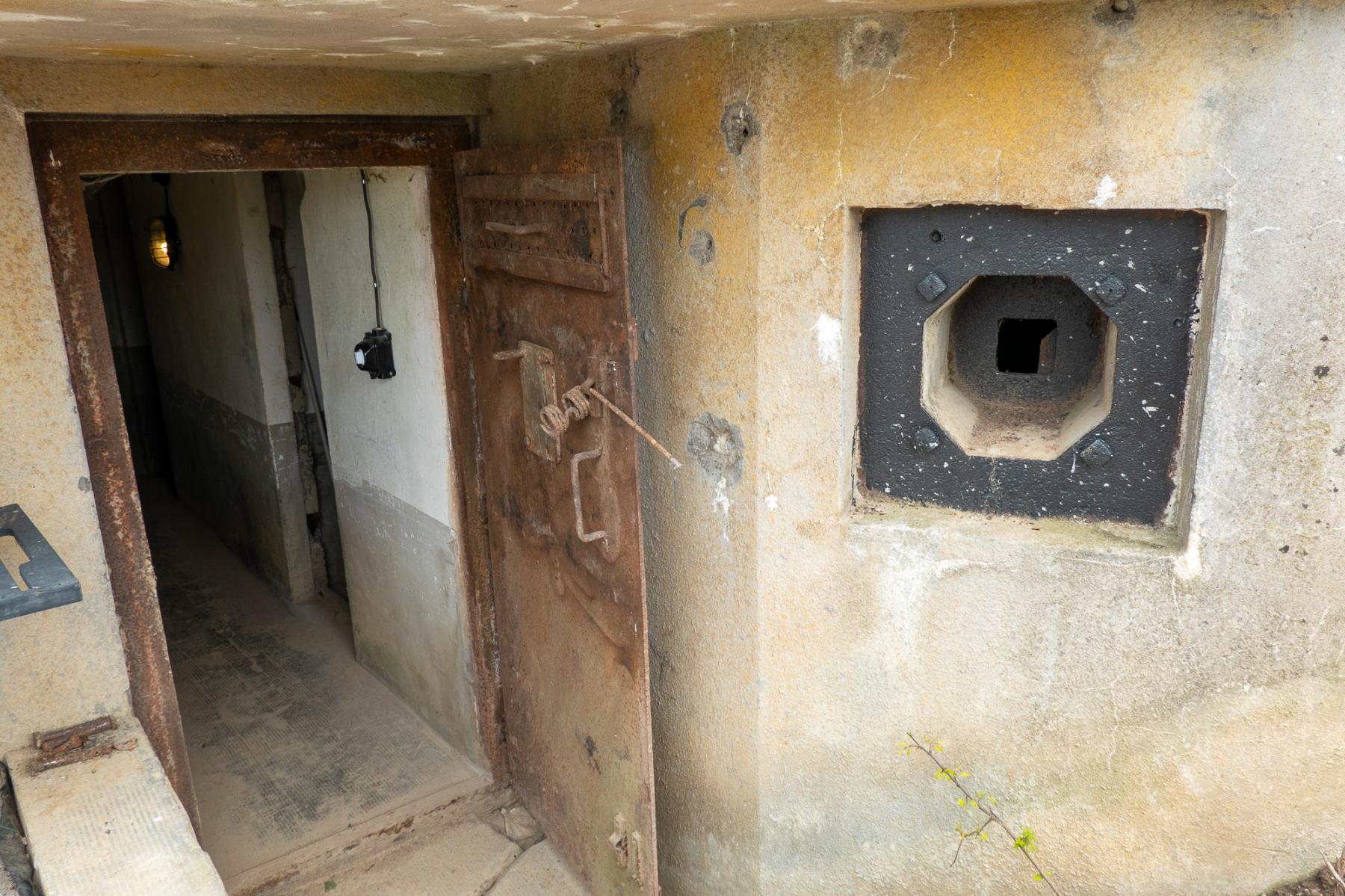 Ligne Maginot - REIMERSWILLER - (PC) - L'entrée droite et son créneau FM de défense rapprochée