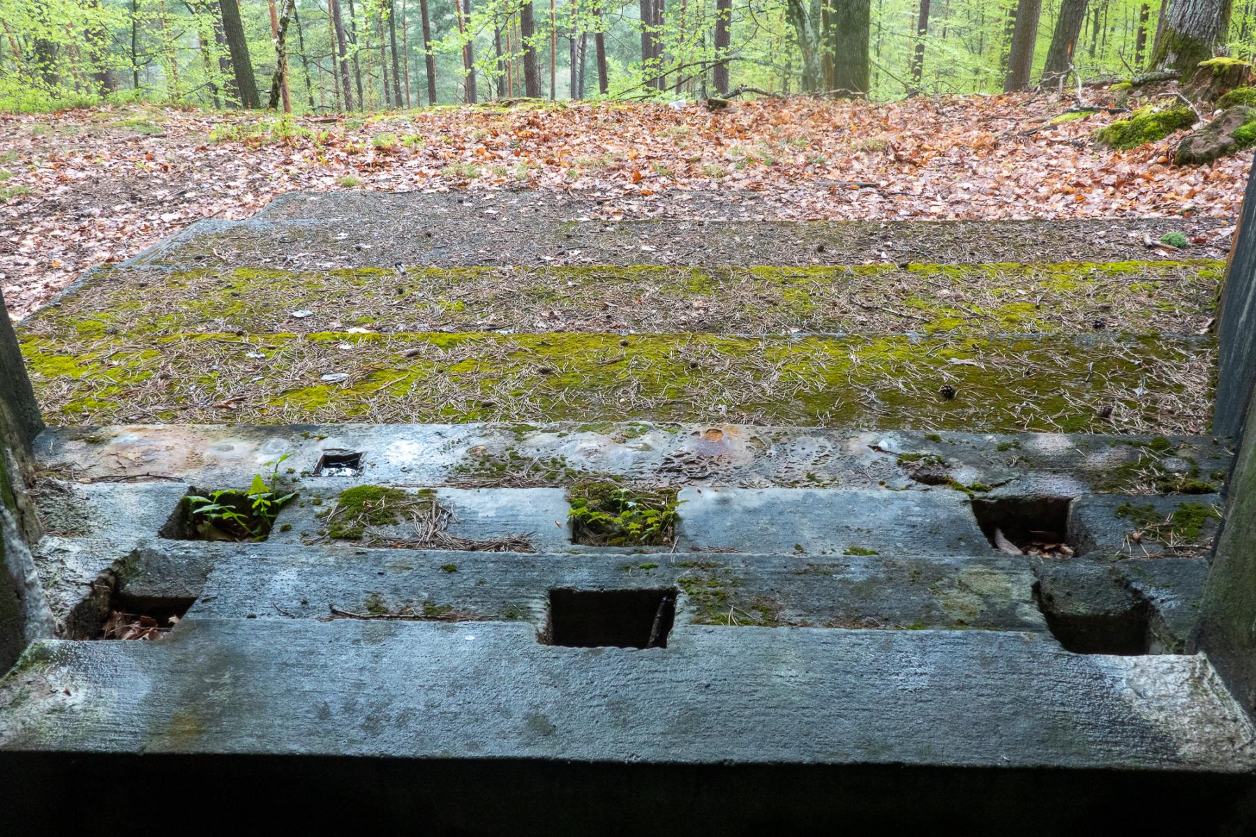Ligne Maginot - WINDSTEIN - (Casemate d'artillerie) - Réservations dans le créneau.
Pour insertion de poutres afin d'obturer celui-ci ?