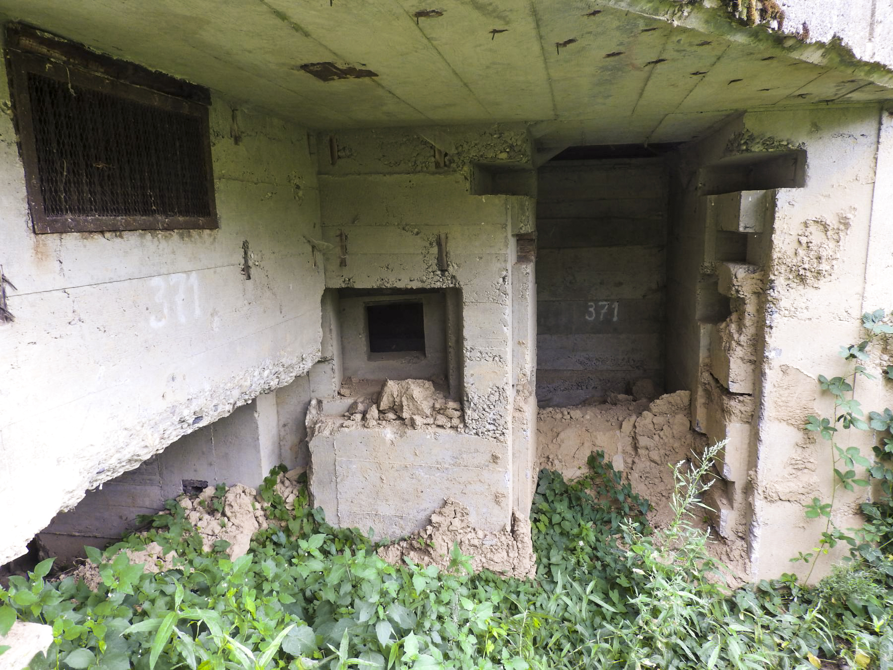 Ligne Maginot - PLAN - (Casemate d'infanterie - Simple) - Les entrées du blockhaus.