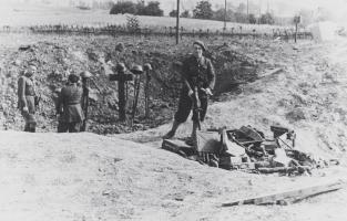 Ligne Maginot - OBERROEDERN NORD - (Casemate d'infanterie - Double) - Photo prise après les combats
Matériels abandonnés par les allemands lors de leur assaut