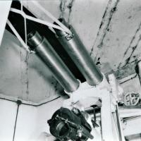Ligne Maginot - Canon-obusier de 75 mm modèle 1932 sous casemate (75 32) - Ouvrage de Fermont bloc 4
Les tubes équilibreurs à ressort pour la hausse de la pièce. On voit le piston intérieur sorti par rapport à la photo précédente, la hausse de la pièce ayant été modifiée