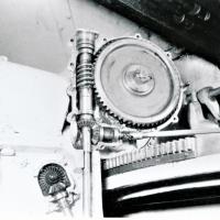 Ligne Maginot - Canon-obusier de 75 mm modèle 1932 sous casemate (75 32) - Ouvrage de Fermont bloc 4
Tringleries et renvois de commande de hausse et pointage latéral