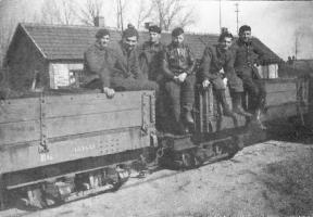 Ligne Maginot - SOULTZ SOUS FORET - (Infrastructure ferroviaire) - Soultz-sous-Forêts 1939-40. Un groupe de sapeurs pose sur deux wagons plates-formes Decauville 1915 équipés de caisses à côtés retombants