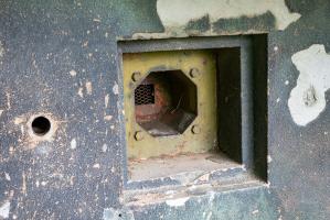Ligne Maginot - ASCHBACH EST - O2 - (Casemate d'infanterie - Double) - Chambre de tir nord-ouest
Noter l'orifice pour le périscope de fossé diamant à gauche du créneau FM