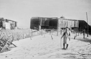 Ligne Maginot - 84 - CHEMIN CREUX - (Casemate d'infanterie - Double) - La casemate et la popote extérieure lors de l'hiver 1939 - 1940.
