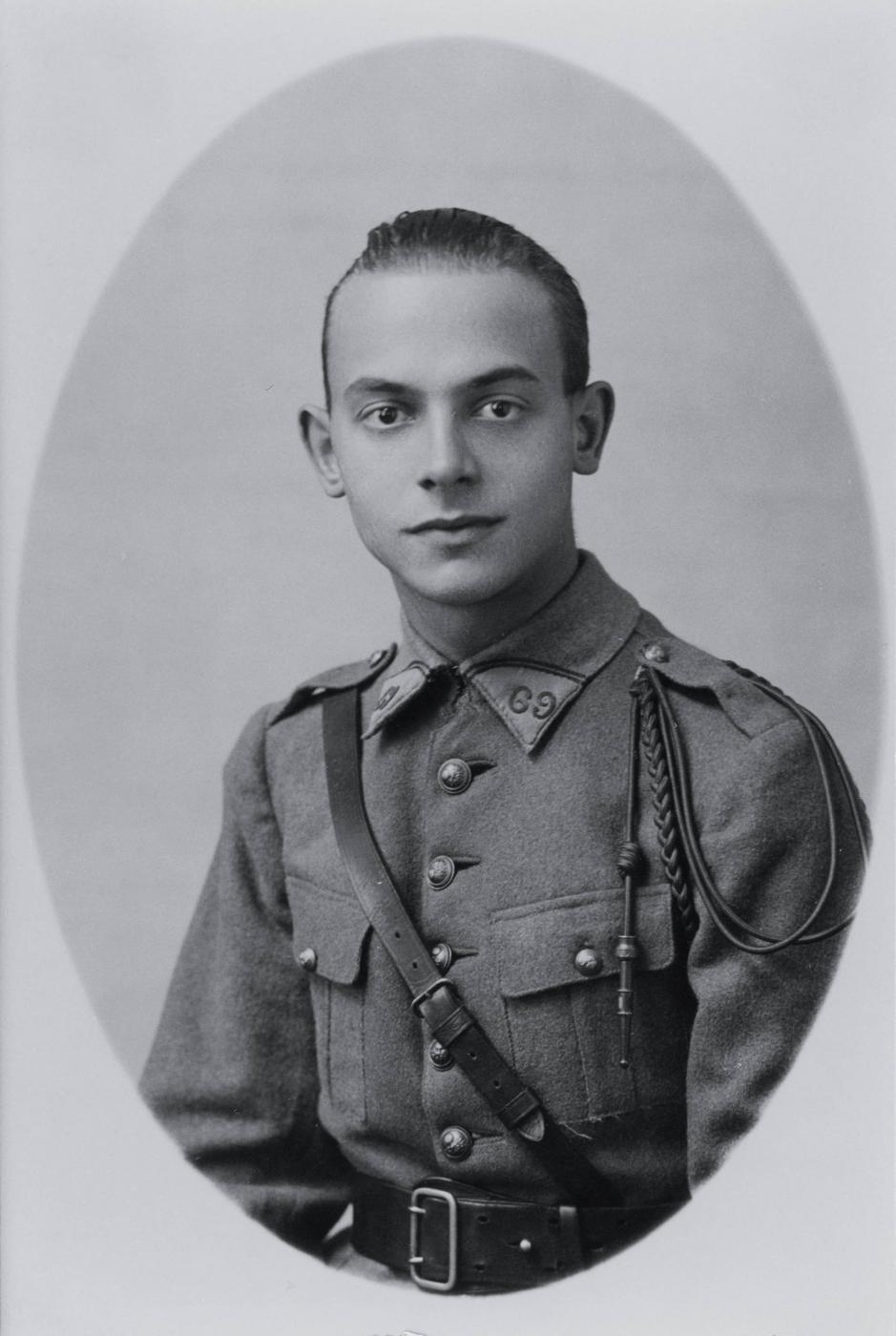 Ligne Maginot - 69° Régiment de Mitrailleurs d'Infanterie de Forteresse (69° RMIF) - Portrait de André Dirr
Il sera tué le 18 juion 1940 sur le canal de la Marne au Rhin lors du repli de son unité