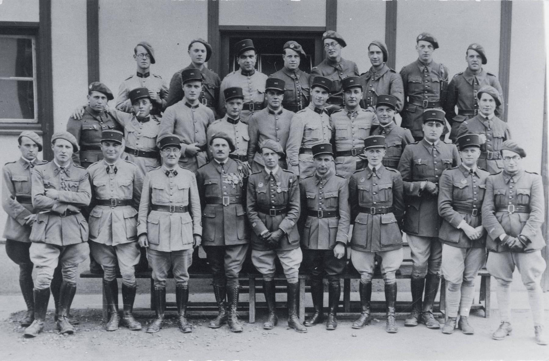 Ligne Maginot - 153° Régiment d'Infanterie de Forteresse (153° RIF) - Photo d'état major de bataillon
A priori 153° RIF au vu des képis et de la forme de l'insigne
