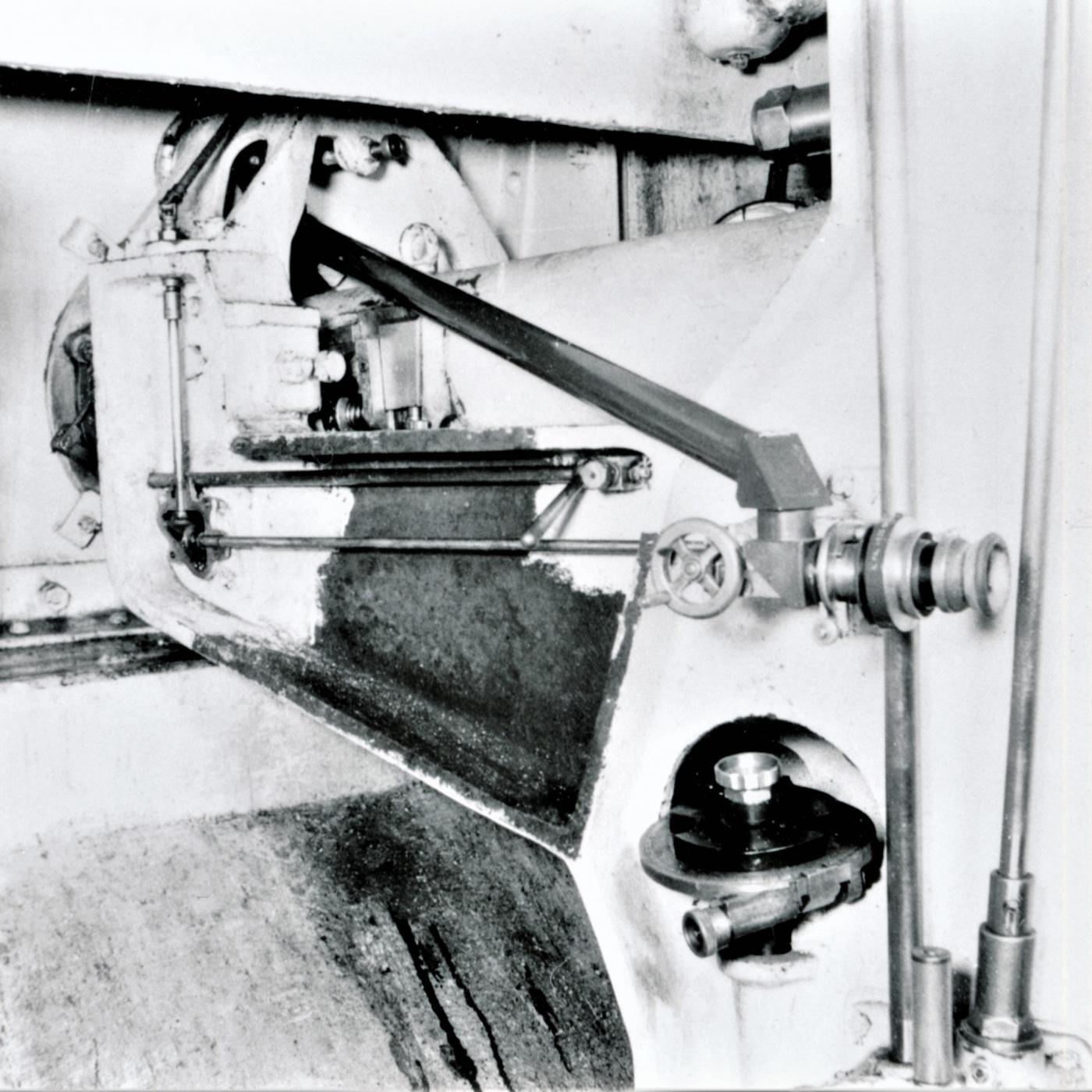 Ligne Maginot - Lunette de visée APX L673 (L673) - Ouvrage de Fermont bloc 4
La lunette en place sur la pièce
Le cache latéral étant démonté, la tringlerie de commande du prisme mobile situé en tête de la lunette est visible sur cette photo