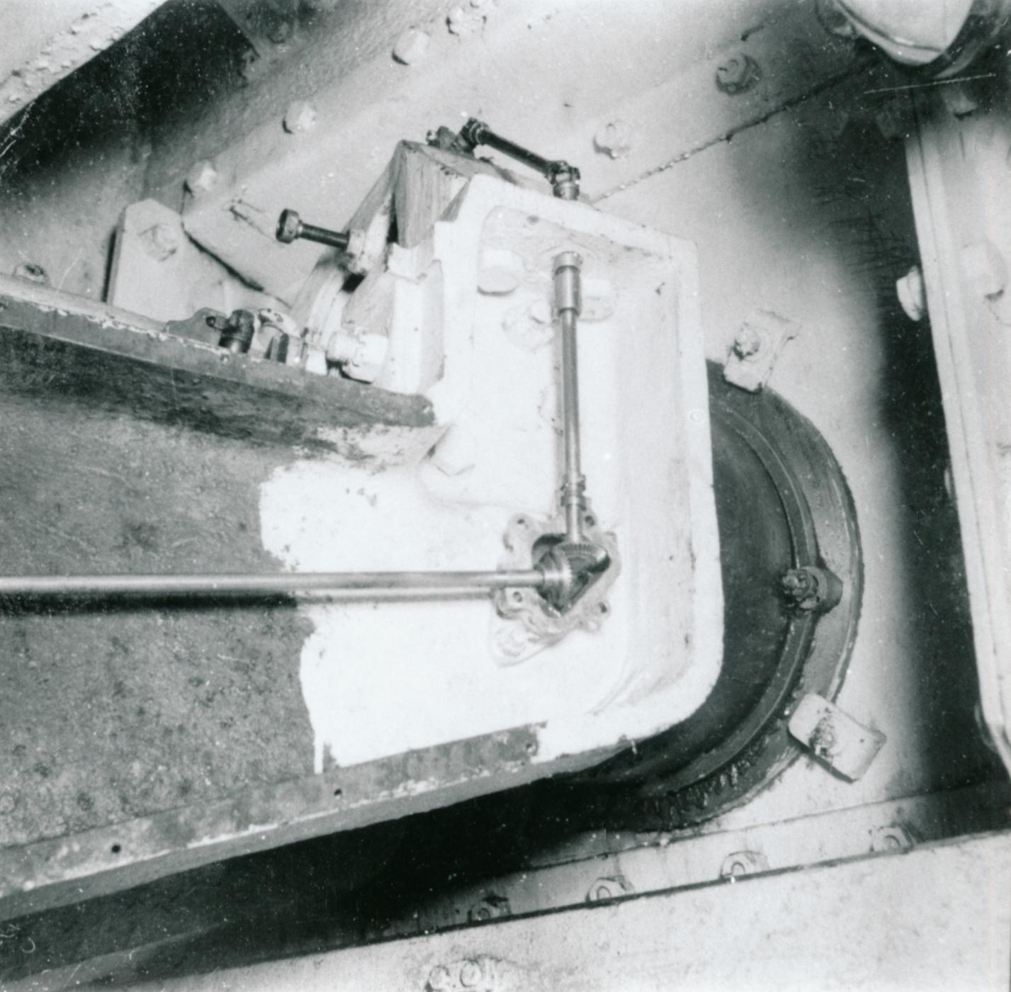Ligne Maginot - Lunette de visée APX L673 (L673) - Ouvrage de Fermont bloc 4
La lunette en place sur la pièce
Le cache latéral étant retiré, la tringlerie de commande du prisme mobile situé en tête de la lunette est visible sur cette photo
